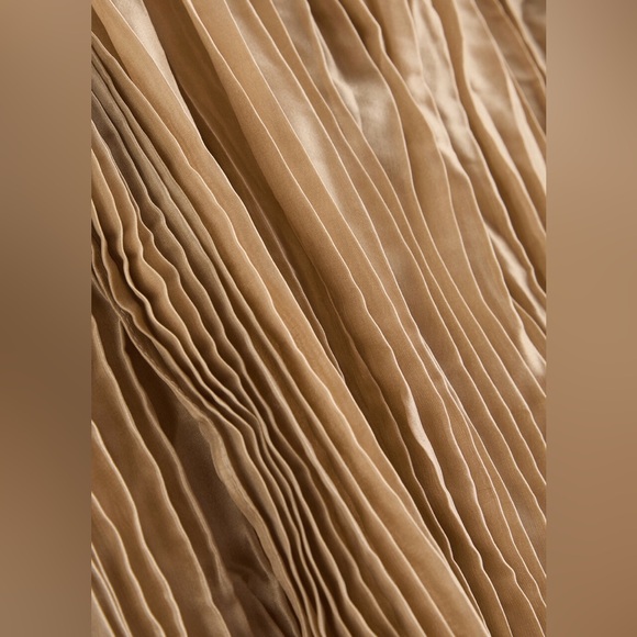 NWT Eileen Fisher Whisper Pleated 100% Organic Silk Scarf Beige One Size - Picture 4 of 9